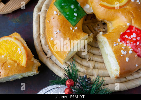 Roscón de Reyes. Weihnachten typisch spanisches Dessert auf dunklen bacground Ansicht von oben Stockfoto