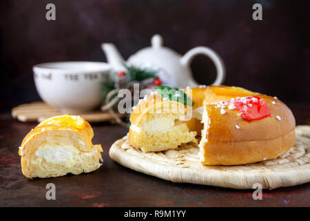 Roscón de Reyes. Weihnachten typisch spanisches Dessert auf dunklen bacground Stockfoto