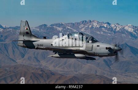 Ein afghanischer Pilot leitet das Training in einer A-29 Super Tucano über Kabul, Afghanistan als Teil des Zuges Beraten und Unterstützen den Befehl (Taac-Air) Mission am Dez. 20, 2018. Die Mission Der TAAC - die Luft wird zum Zug, beraten und afghanischen Partner unterstützen eine Professionelle, leistungsfähige und nachhaltige Afghanischen Luftwaffe zu entwickeln. (U.S. Air Force Foto/Senior Airman Maygan Gerade) Stockfoto