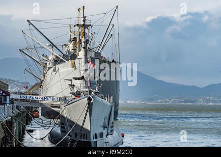 Das U-Boot USS Pampanito im Vordergrund und am hinteren Liberty Ship USS Jeremiah O'Brien sowohl in San Francisco Hafen am Fisherman's Wharf Stockfoto