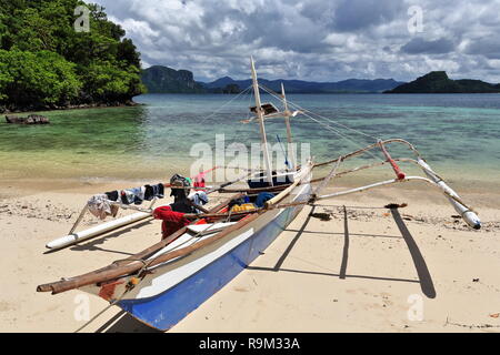 E-Stationen Blick von Cudugnon Punkt Cave Beach über Strände alten philippinischen Inseln Bangka-tour Boot für Island Hopping über Bacuit bay Palawan Festland und La Stockfoto