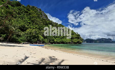 Cudugnon Punkt Cave Beach in Palawan Festland mit verlorenen alten philippinischen Inseln Bangka-tour Boot für die Besucher auf der Insel Hopping Touren über Bacuit ba Stockfoto