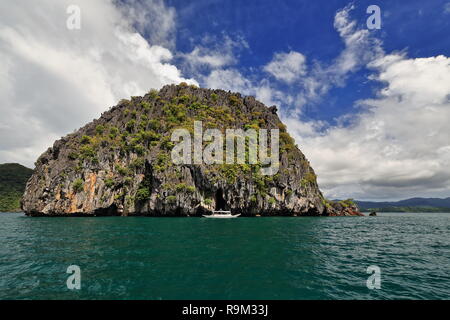 Die philippinischen Inseln Bangka tour Boot auf der Insel Pinasil Cathedral Cave Mund - Zugang nur durch Beiboot und Kajak - Innenraum beleuchtet einige Male der Tag durch Sonne throug Stockfoto