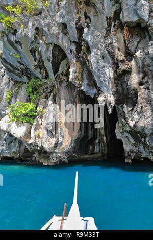 Blaue Wasser an der Mündung des Pinasil Insel Cathedral Cave - Zugang nur durch Beiboot und Kajak - Innenraum einige Male der Tag durch Sonne durch ein Lit Stockfoto