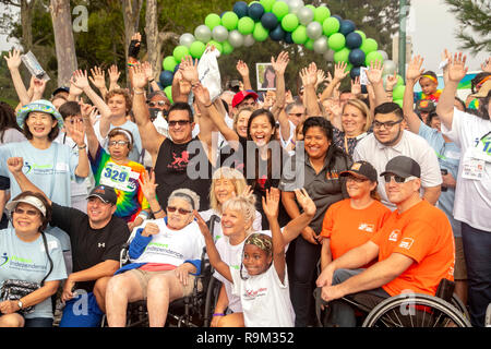 Behinderte marchers Jubeln am Anfang eines Fundraising Charity Veranstaltung in Costa Mesa, CA, Park. Stockfoto