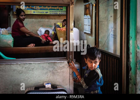 Eine Mutter mit ihren Kindern in einem Zimmer auf der Thiri Mandalar Highway Bus Station, Mandalay, Myanmar Stockfoto