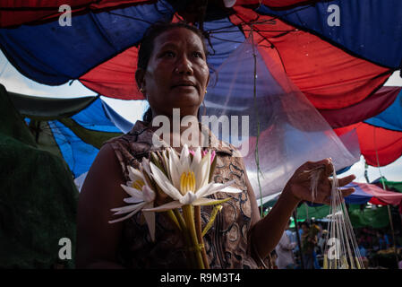 Porträt einer Blume Anbieter in der Sari San-Markt, Mandalay, Myanmar Stockfoto