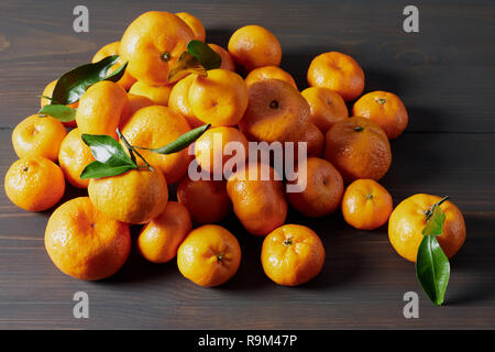 Immer noch leben, Obst Kompositionen von Mandarinen, liegen auf dem alten Holztisch Stockfoto