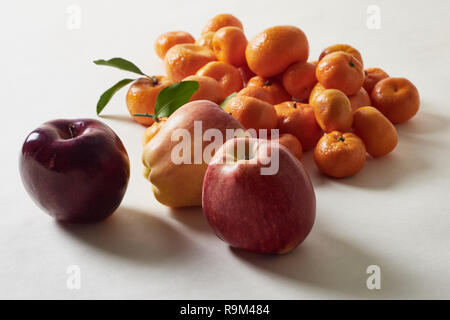 Immer noch leben, Obst Zusammensetzung von Mandarinen, Äpfel, liegend auf einem weißen Hintergrund Stockfoto