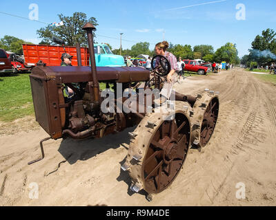 Hamburg, Deutschland - Juli 23, 2012: antike Traktor zeigen Ausstellung. Vintage Modellen der Traktoren. Ausstellung von antiken Traktoren. Traktor zeigen, Agreecult Stockfoto