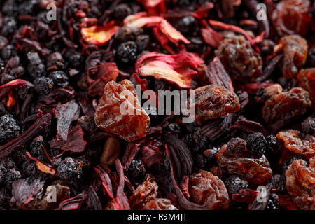 Mix Kräuter blumen Früchte Tee mit Blüten, Beeren und Früchte. Texsture. Das Konzept der Kaffee trinken. Makro. Ansicht von oben. Stockfoto