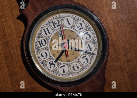 Hintergrund einer alten dunklen Holz vintage Uhr die Zeit 8:23 oder 20 Übersicht: 23 Auf einem Holztisch. Keine Menschen. Stockfoto