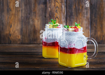 Chia Samen Pudding in den jar mit Mango. Gesundes Frühstück. Gesund süßen Nachtisch. Stockfoto