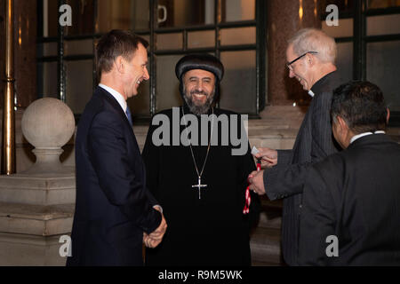 Außenminister Jeremy Hunt (links), dem Erzbischof von Canterbury Justin Welby (rechts) mit Erzbischof Angaelos der koptisch-orthodoxen Kirche in Großbritannien bei einem Treffen im Auswärtigen Amt in Central London. Stockfoto