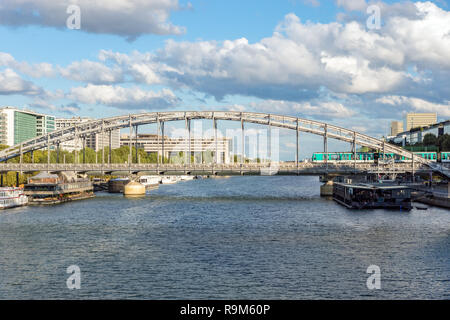 U-Bahn Verkehr auf dem Viadukt von Austerlitz - Paris Stockfoto