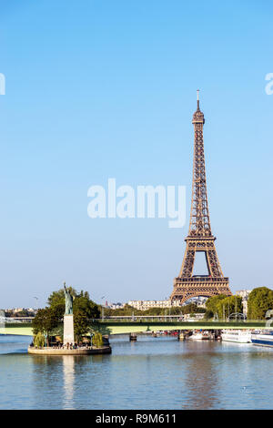 Freiheitsstatue und Eiffelturm - Paris, Frankreich Stockfoto