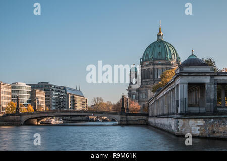 Berliner Dom mit Friedrichs Brücke über die Spree. Historische Arcade der National Gallery. Sonnigen Tag am blauen Himmel. Stockfoto