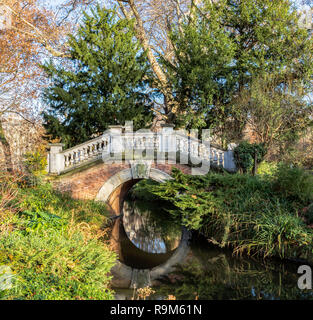 Kleine Brücke im Parc Monceau - Paris, Frankreich. Stockfoto