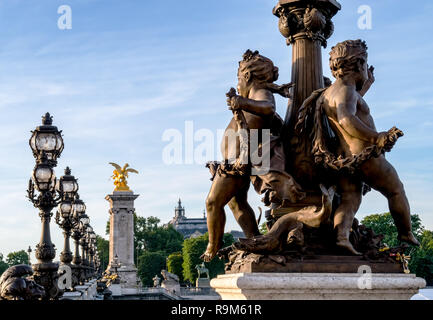Close-up auf einer Statue von Pont Alexandre III Brücke - Paris Stockfoto