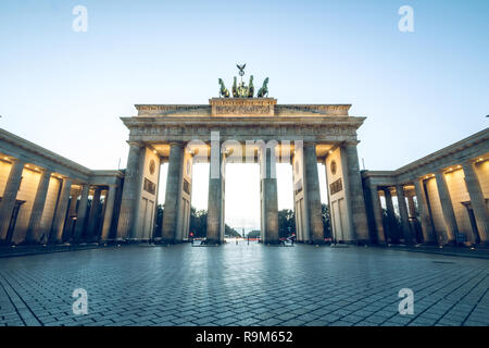 Brandenburger Tor im Zentrum Berlins in der Nähe des Paris statt. Brandenburger Tor, ohne die Menschen in den blauen Himmel wird durch Licht beleuchtet. Stockfoto