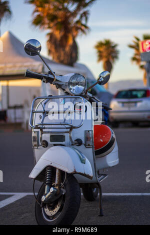Scooter Vespa auf der alten Straße in Cagliari, Italien auf August 2016 geparkt Stockfoto