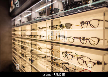 Eyewear display Stand voller Luxus Gläser in Cagliari, Sardinien im November 2018 Stockfoto