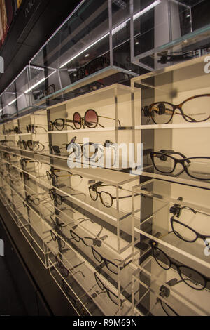 Eyewear display Stand voller Luxus Gläser in Cagliari, Sardinien im November 2018 Stockfoto