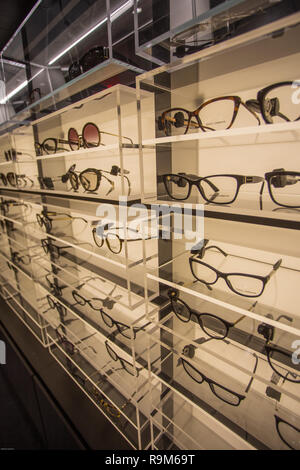 Eyewear display Stand voller Luxus Gläser in Cagliari, Sardinien im November 2018 Stockfoto