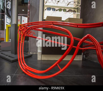 Eyewear display Stand voller Luxus Gläser in Cagliari, Sardinien im November 2018 Stockfoto