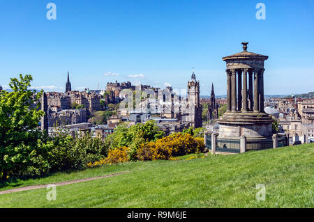 Blick über Edinburgh in Edinburgh Castle von Calton Hill am östlichen Ende der Princes Street in Edinburgh, Schottland Großbritannien mit Dugald Stewart Denkmal Stockfoto