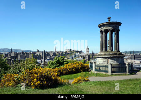 Blick über Edinburgh in Edinburgh Castle von Calton Hill am östlichen Ende der Princes Street in Edinburgh, Schottland Großbritannien mit Dugald Stewart Denkmal Stockfoto