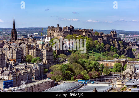 Blick über Edinburgh in Edinburgh Castle von Calton Hill am östlichen Ende der Princes Street in Edinburgh, Schottland Großbritannien Stockfoto