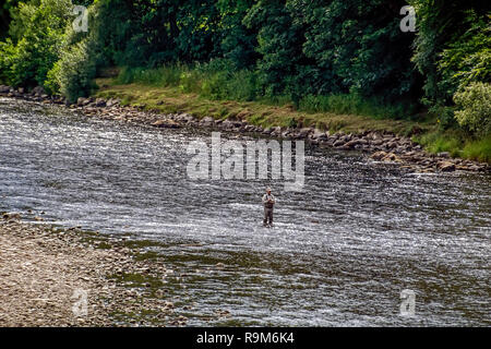 Einsame finsherman am River Spey in der Nähe von Craigellachie in Moray Schottland Großbritannien Stockfoto