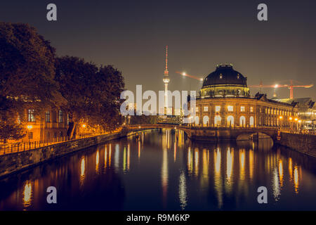 Berlin Skyline bei Nacht. Museumsinsel mit Spree und Brücken sind im Herbst Stimmung beleuchtet. Im Hintergrund ist der Fernsehturm. Stockfoto