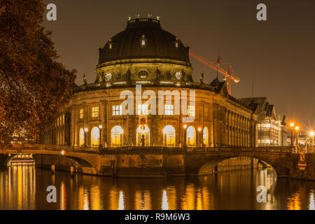 Museumsinsel in der Nacht in das Zentrum von Berlin. herbstliche Stimmung an der Spree mit Brücken. Licht spiegelt sich im Wasser des Flusses. Stockfoto