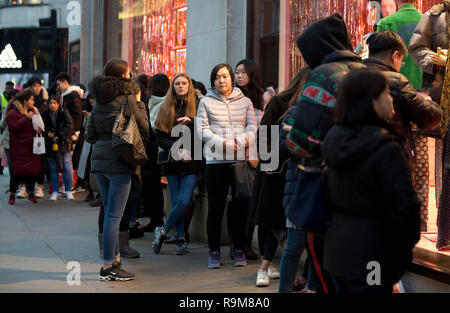 Käufer Warteschlange außerhalb Selfridges in der Oxford Street, London vor dem Kaufhaus für den Boxing Day Sales wird geöffnet. Stockfoto