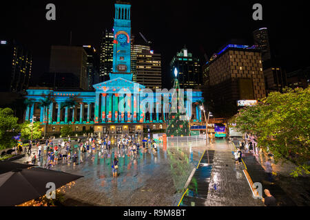 BRISBANE, Australien, 21.Dezember 2018: Beleuchtung auf dem Rathaus Gebäude am King George Square Brisbane, Queensland, Australien Stockfoto