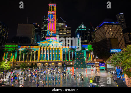 BRISBANE, Australien, 21.Dezember 2018: Beleuchtung auf dem Rathaus Gebäude am King George Square Brisbane, Queensland, Australien Stockfoto