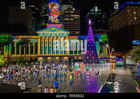 BRISBANE, Australien, 21.Dezember 2018: Beleuchtung auf dem Rathaus Gebäude am King George Square Brisbane, Queensland, Australien Stockfoto