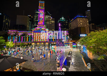 BRISBANE, Australien, 21.Dezember 2018: Beleuchtung auf dem Rathaus Gebäude am King George Square Brisbane, Queensland, Australien Stockfoto