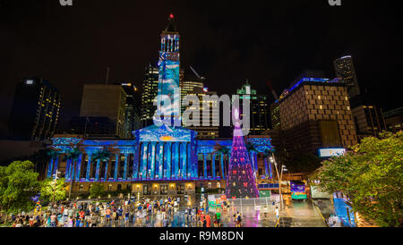 BRISBANE, Australien, 21.Dezember 2018: Beleuchtung auf dem Rathaus Gebäude am King George Square Brisbane, Queensland, Australien Stockfoto