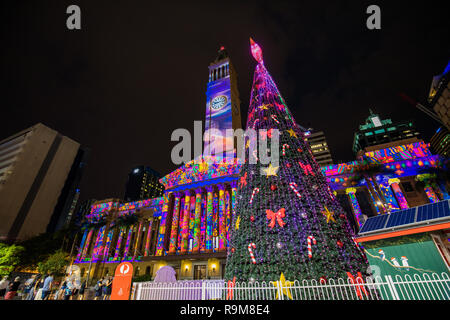 BRISBANE, Australien, 21.Dezember 2018: Beleuchtung auf dem Rathaus Gebäude am King George Square Brisbane, Queensland, Australien Stockfoto