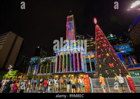 BRISBANE, Australien, 21.Dezember 2018: Beleuchtung auf dem Rathaus Gebäude am King George Square Brisbane, Queensland, Australien Stockfoto