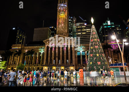 BRISBANE, Australien, 21.Dezember 2018: Beleuchtung auf dem Rathaus Gebäude am King George Square Brisbane, Queensland, Australien Stockfoto