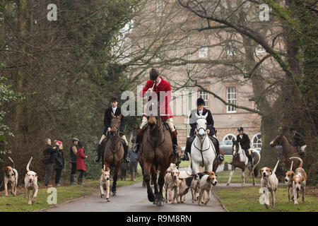 Mitglieder der Albrighton & Wald Jagd erfassen am Hagley Hall in der Nähe von Stourbidge in den West Midlands für den Boxing Day Hunt. Stockfoto