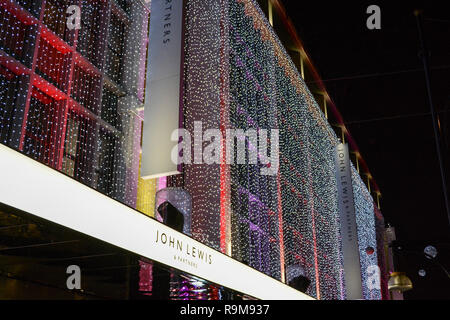 Eine festliche suchen John Lewis Department Store auf der Oxford Street in London vor Weihnachten Stockfoto