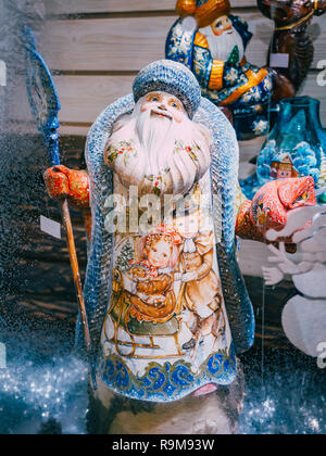 Moskau, Russland - Dezember 19, 2018: die Figur von Vater Frost Santa Claus Ded Moroz auf dem Schaufenster Weihnachtsmarkt auf dem Roten Platz in Moskau. Verkauf von Spielzeug, berühmten und beliebten Märchen Zeichen, Figuren Stockfoto