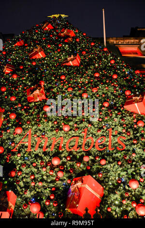 Festliche Weihnachtsdekoration außerhalb Annabel - eine Private Members Club in Mayfair, London, Großbritannien Stockfoto