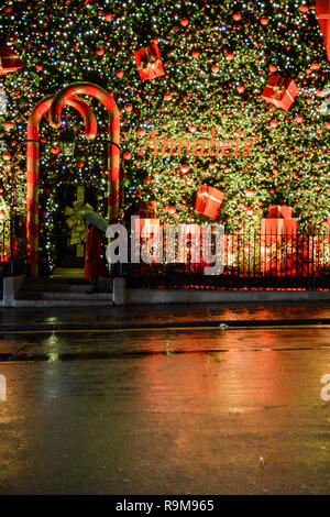 Festliche Weihnachtsdekoration außerhalb Annabel - eine Private Members Club in Mayfair, London, Großbritannien Stockfoto