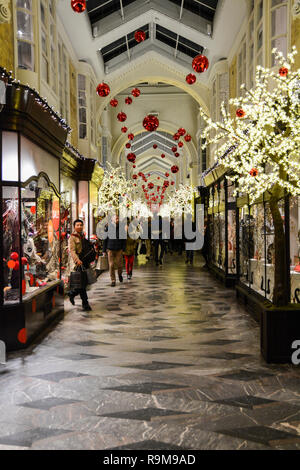 Die ikonischen Burlington überdachte Einkaufspassage in Mayfair, London, Großbritannien Stockfoto